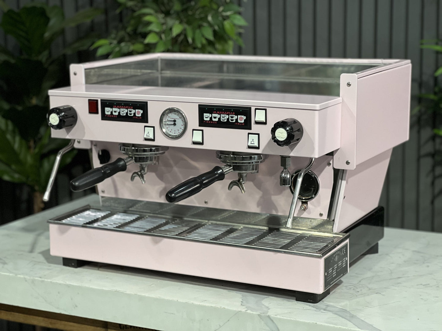 Segundo detalle de La Marzocco Linea Classic reacondicionada de 2 grupos rosa