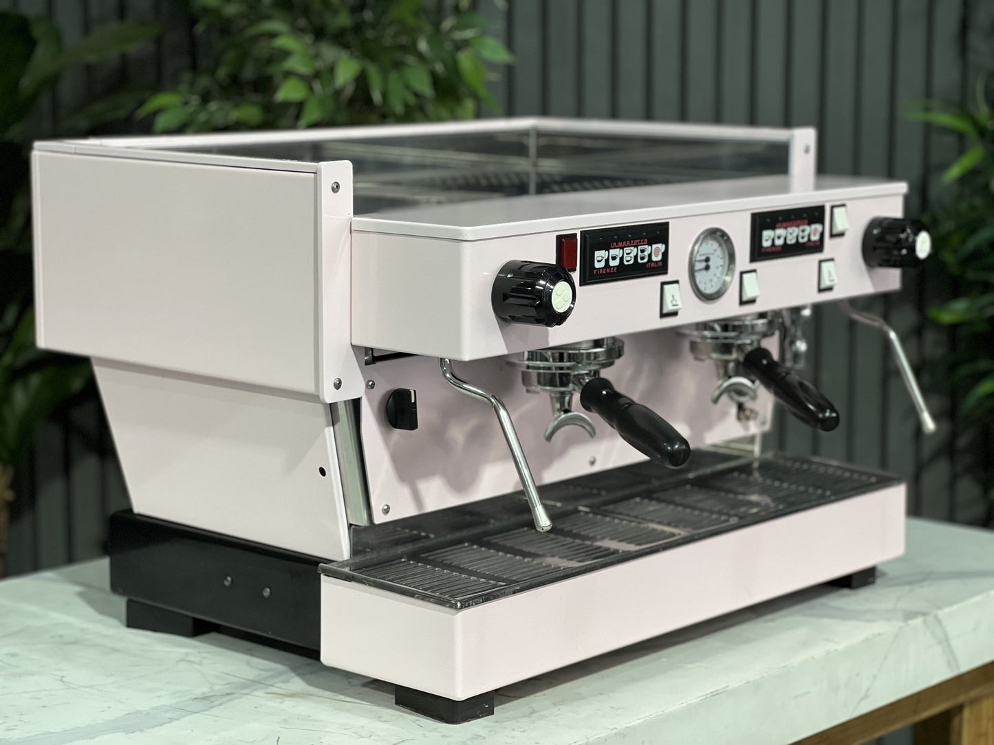 La Marzocco Linea Classic reacondicionada de 2 grupos rosa, vista lateral
