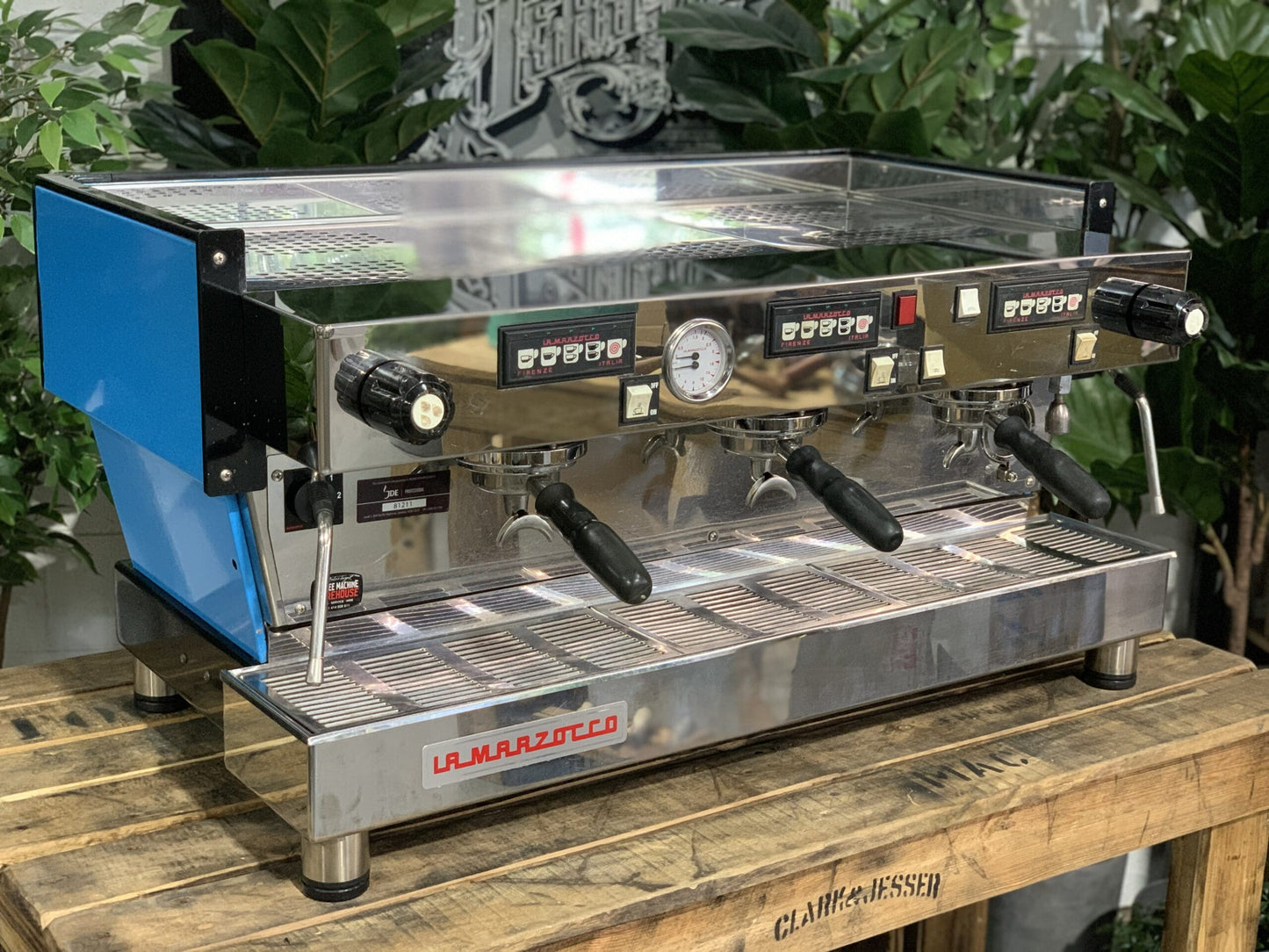 La Marzocco Linea Classic de 3 grupos azul brillante, vista frontal