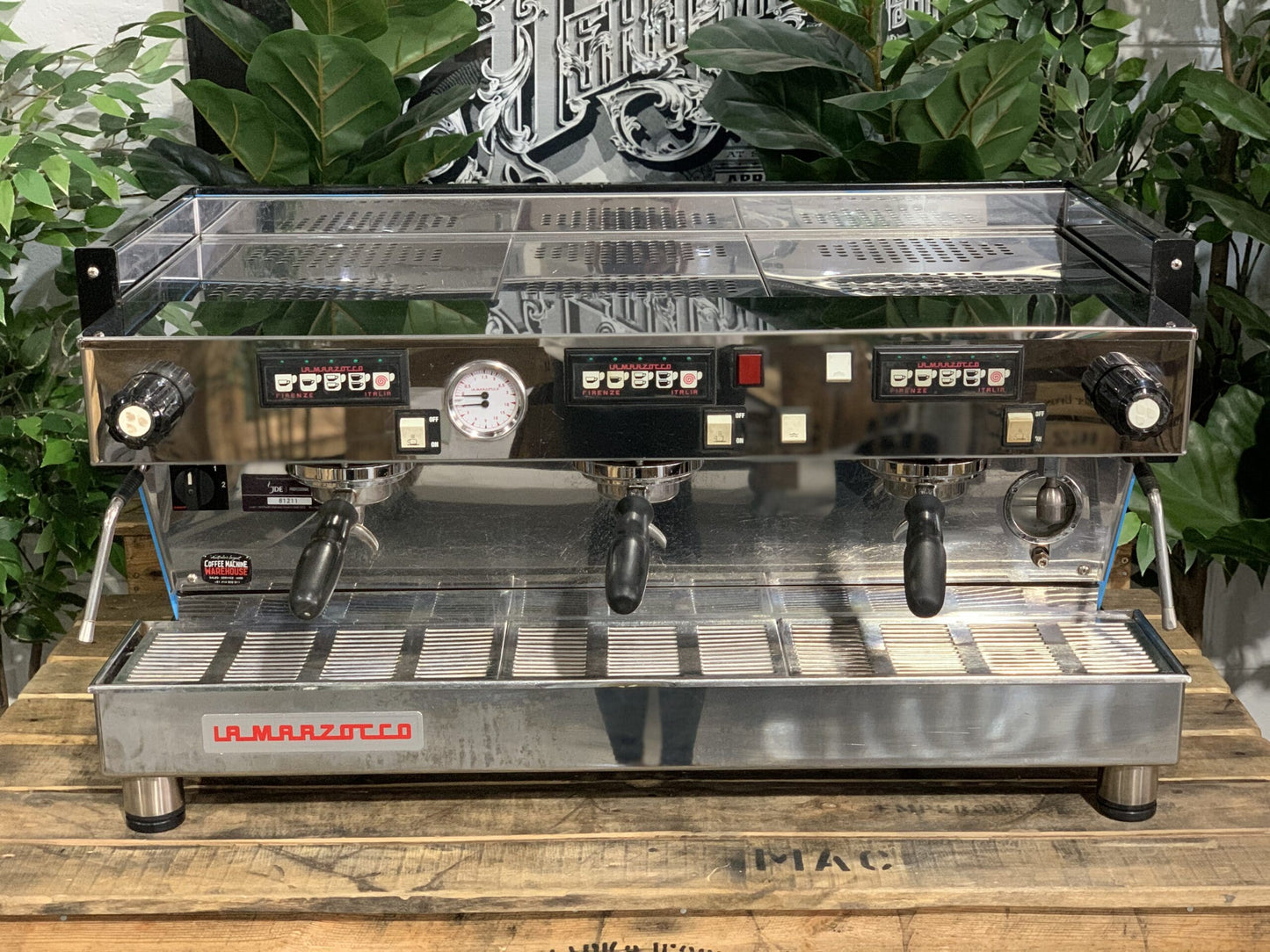 La Marzocco Linea Classic de 3 grupos azul brillante, vista alternativa