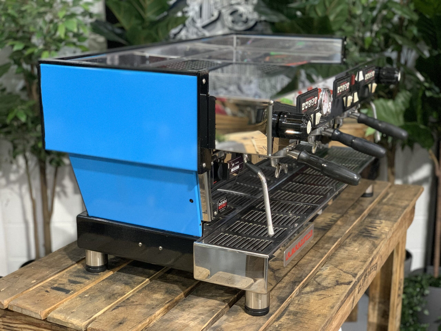 Detalles de La Marzocco Linea Classic de 3 grupos azul brillante
