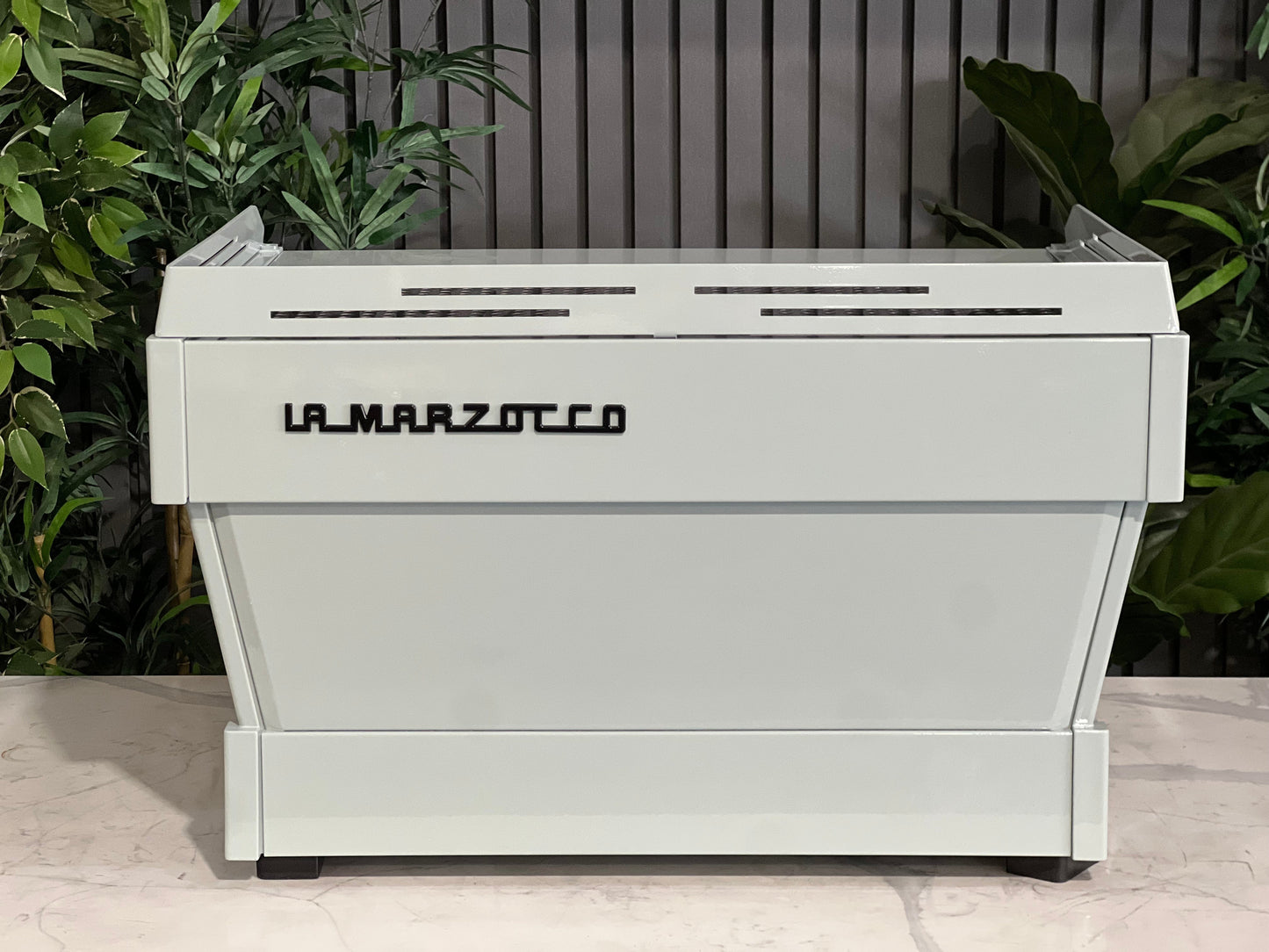 Detalle de La Marzocco Linea PB reacondicionada de 2 grupos verde