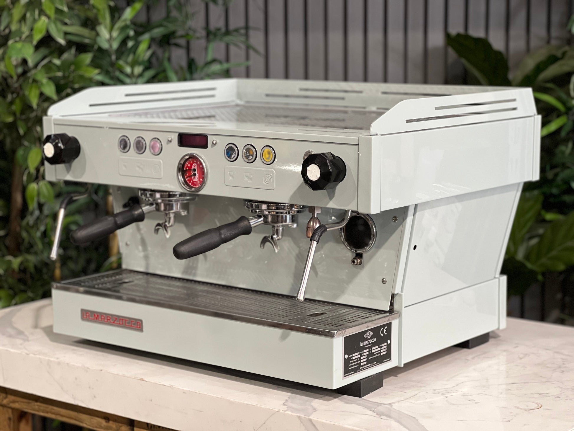 Segundo detalle de La Marzocco Linea PB reacondicionada de 2 grupos verde