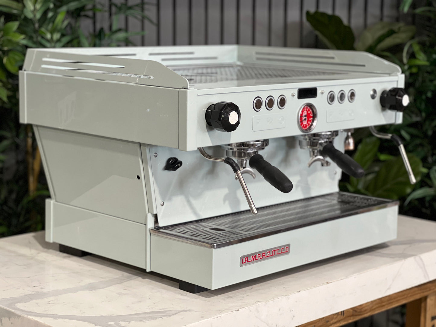 La Marzocco Linea PB reacondicionada de 2 grupos verde, vista lateral