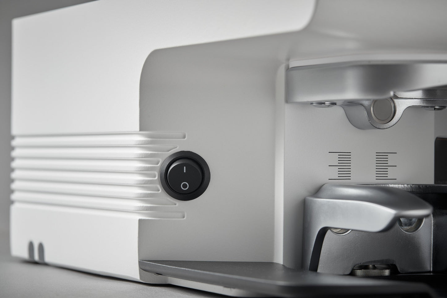 Detalle del interruptor y soporte del PUQ Press M6 blanco