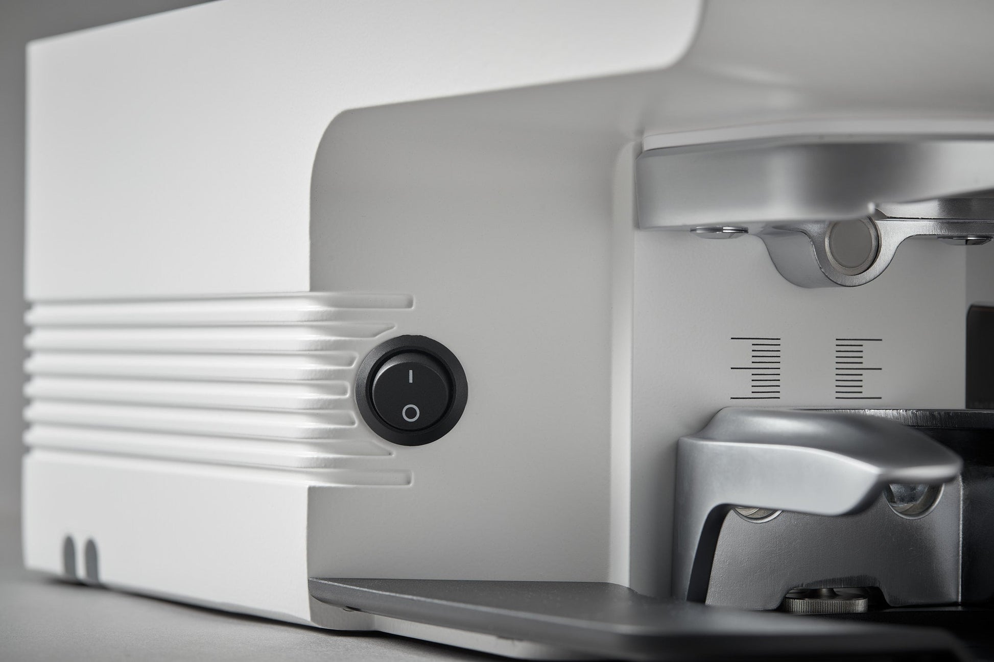 Detalle del interruptor y soporte del PUQ Press M6 blanco