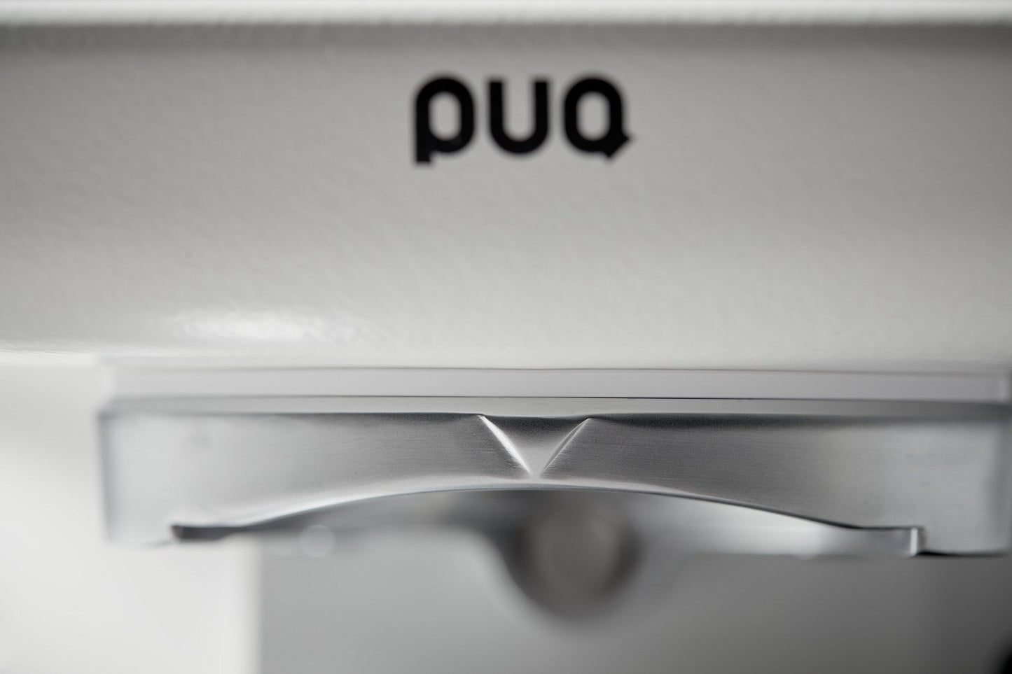 Detalle frontal del soporte para portafiltro del PUQ Press M6 blanco