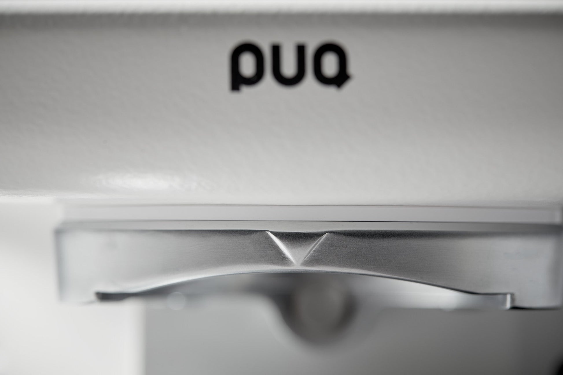 Detalle frontal del soporte para portafiltro del PUQ Press M6 blanco