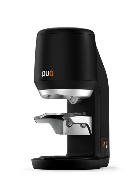 PUQ Press MINI negro en vista frontal de tres cuartos
