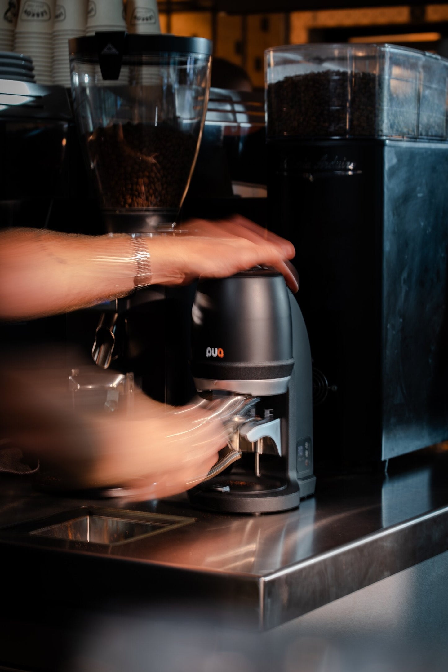 Barista utilizando PUQ Press Q negro