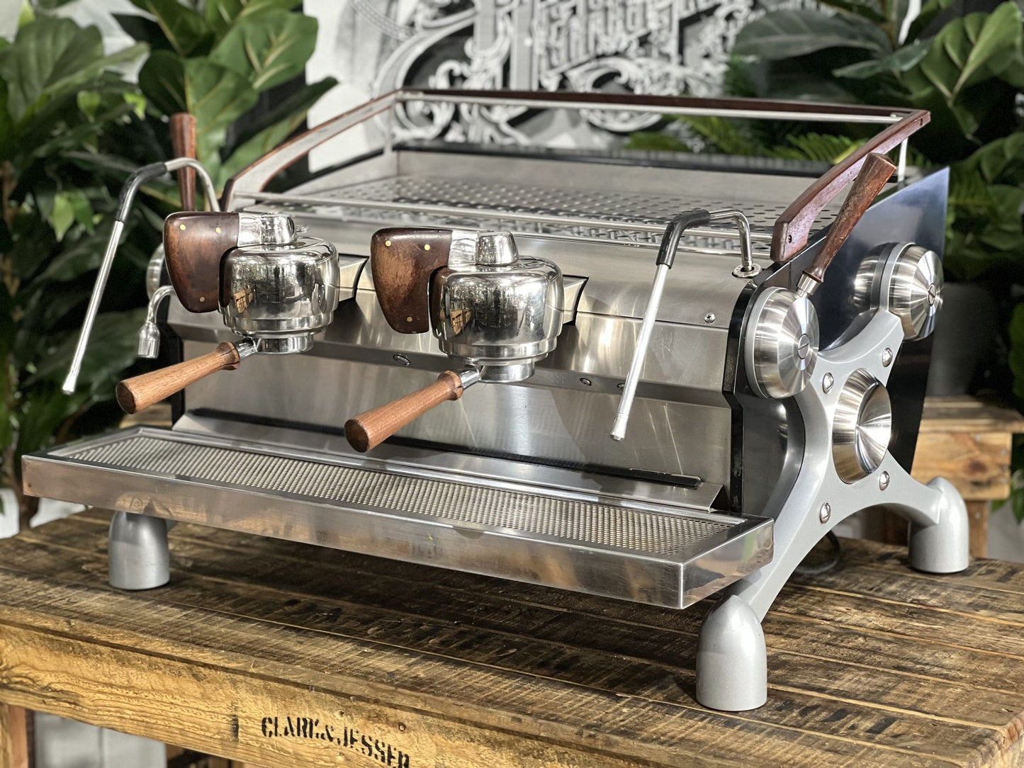Slayer Espresso V3 de 2 grupos negra con madera reacondicionada