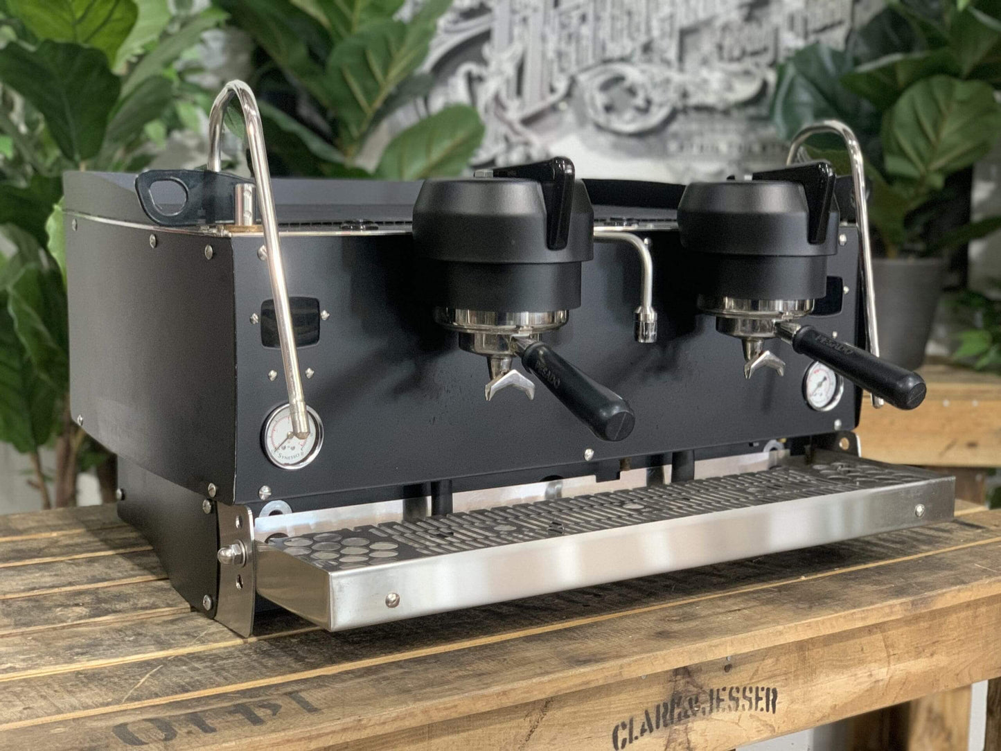 Detalle de Synesso S200 reacondicionada de 2 grupos negra