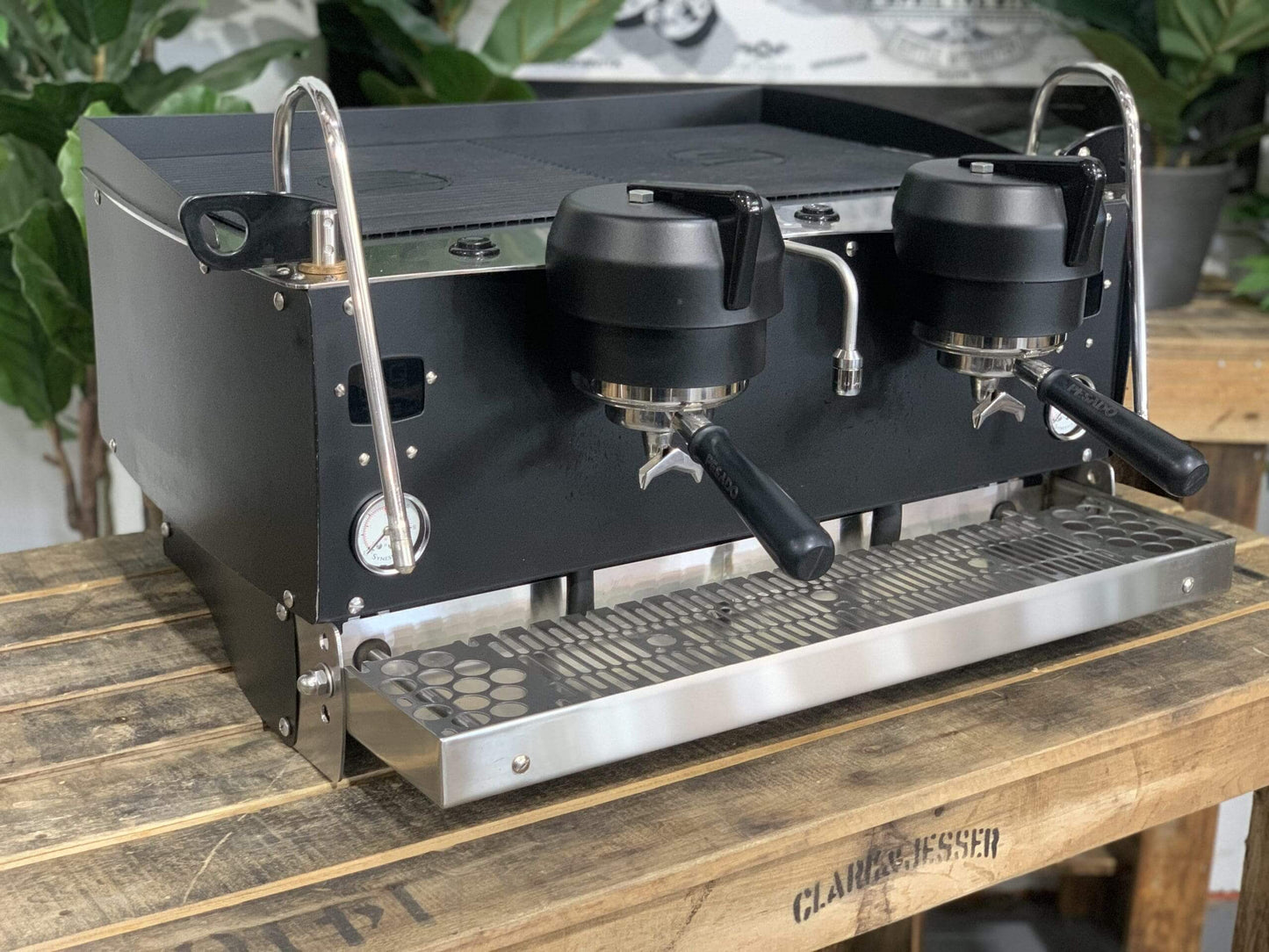 Segundo detalle de Synesso S200 reacondicionada de 2 grupos negra