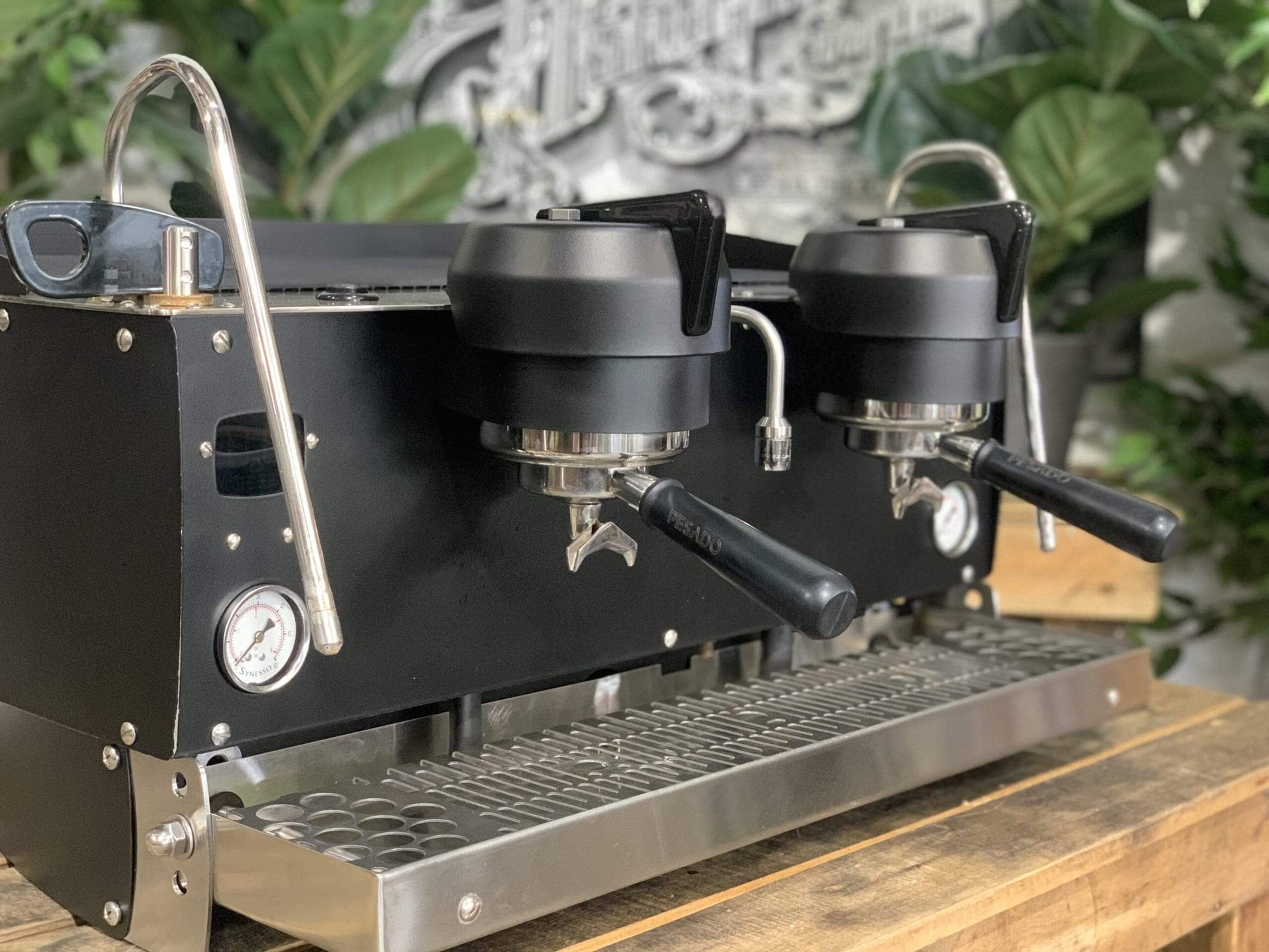 Synesso S200 reacondicionada de 2 grupos negra, vista frontal