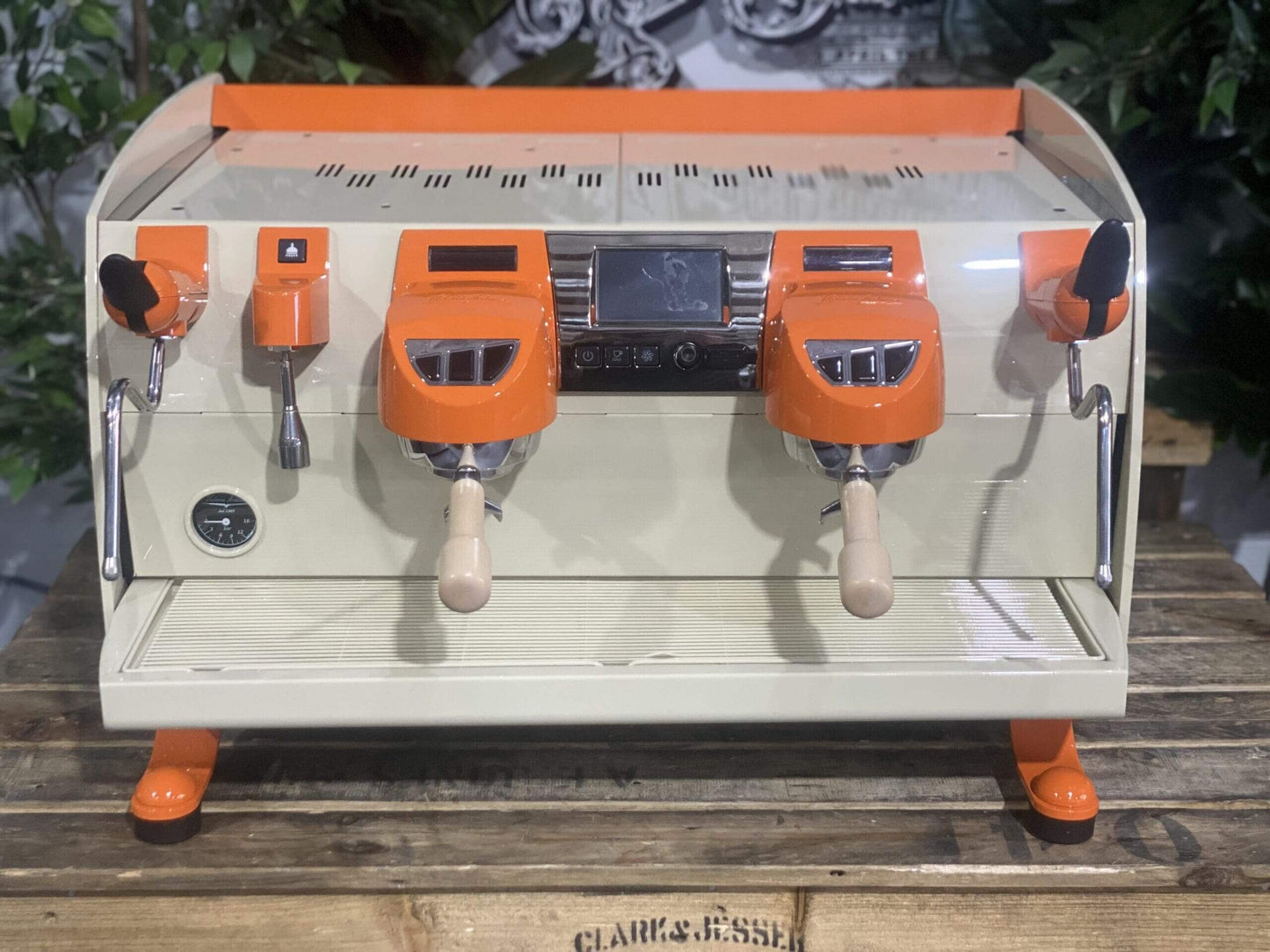 Victoria Arduino Black Eagle de 2 grupos crema y naranja reacondicionada