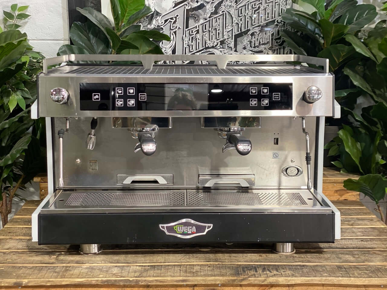 Detalle de Wega Urban reacondicionada de 2 grupos negra