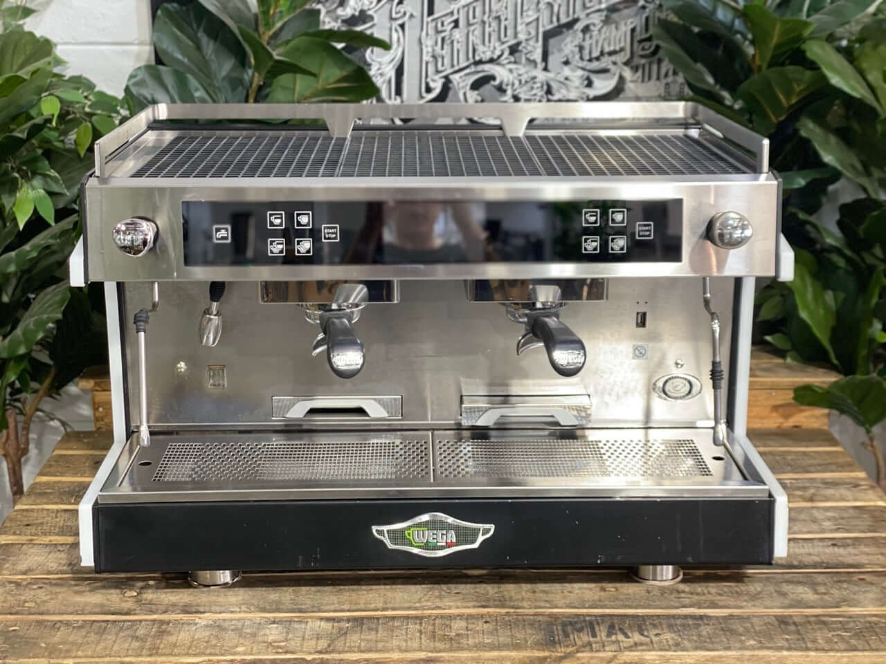 Wega Urban reacondicionada de 2 grupos negra, vista frontal